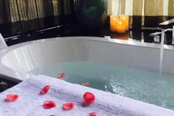 武汉江汉区水疗池中的失重冥想:当身体学会漂浮